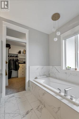 2565 Crown Crest Drive, West Kelowna, BC - Indoor Photo Showing Bathroom