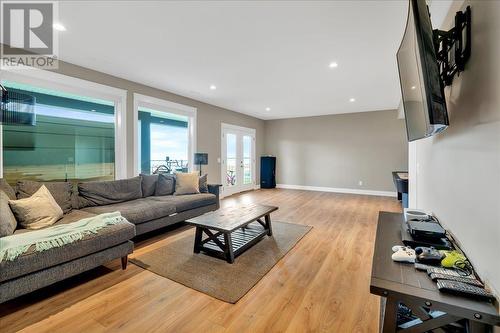 2565 Crown Crest Drive, West Kelowna, BC - Indoor Photo Showing Living Room