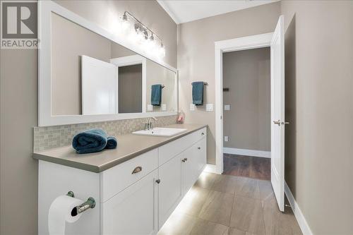 2565 Crown Crest Drive, West Kelowna, BC - Indoor Photo Showing Bathroom