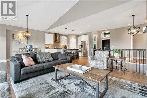 2565 Crown Crest Drive, West Kelowna, BC - Indoor Photo Showing Living Room