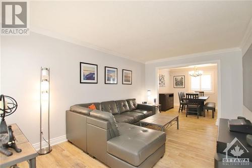 6528 Tooney Drive, Ottawa, ON - Indoor Photo Showing Living Room