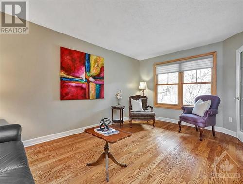 222 Walden Drive, Ottawa, ON - Indoor Photo Showing Living Room