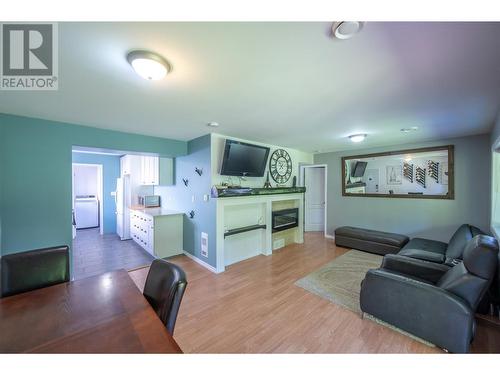 127 Stocks Crescent, Penticton, BC - Indoor Photo Showing Living Room