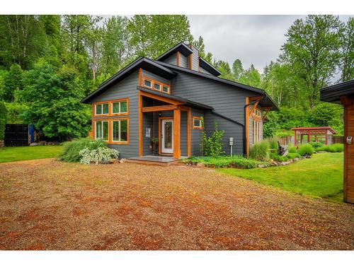 3305 Pass Creek Road, Castlegar, BC - Outdoor