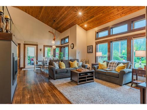 3305 Pass Creek Road, Castlegar, BC - Indoor Photo Showing Living Room