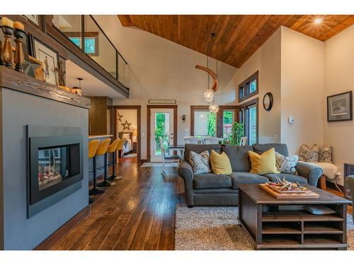 3305 Pass Creek Road, Castlegar, BC - Indoor Photo Showing Living Room With Fireplace