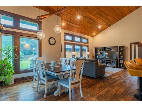 3305 Pass Creek Road, Castlegar, BC - Indoor Photo Showing Dining Room