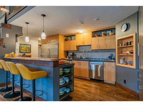 3305 Pass Creek Road, Castlegar, BC - Indoor Photo Showing Kitchen With Upgraded Kitchen