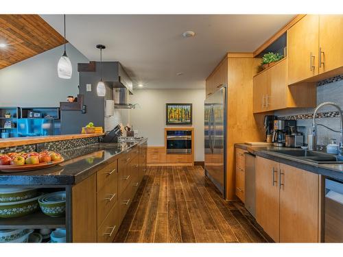 3305 Pass Creek Road, Castlegar, BC - Indoor Photo Showing Kitchen