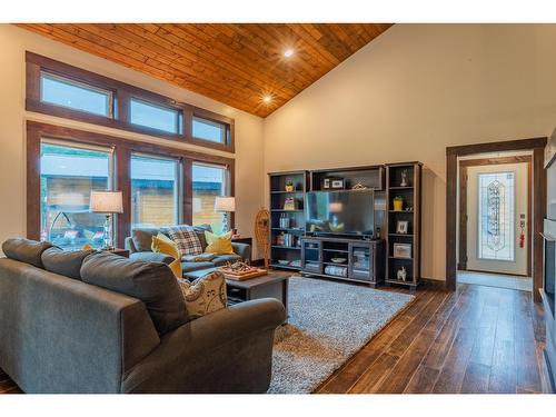 3305 Pass Creek Road, Castlegar, BC - Indoor Photo Showing Living Room