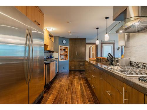 3305 Pass Creek Road, Castlegar, BC - Indoor Photo Showing Kitchen With Upgraded Kitchen