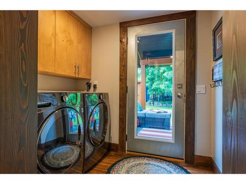 3305 Pass Creek Road, Castlegar, BC - Indoor Photo Showing Laundry Room