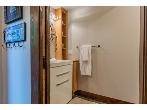 3305 Pass Creek Road, Castlegar, BC - Indoor Photo Showing Bathroom