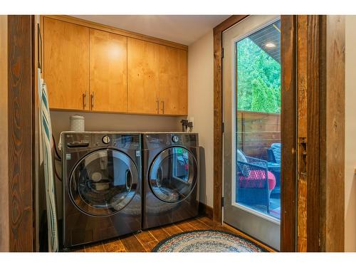 3305 Pass Creek Road, Castlegar, BC - Indoor Photo Showing Laundry Room