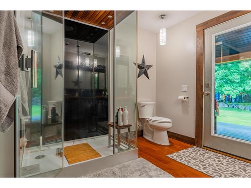 3305 Pass Creek Road, Castlegar, BC - Indoor Photo Showing Bathroom