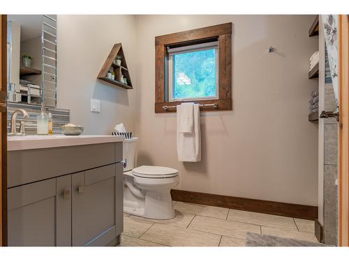 3305 Pass Creek Road, Castlegar, BC - Indoor Photo Showing Bathroom