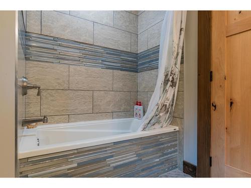 3305 Pass Creek Road, Castlegar, BC - Indoor Photo Showing Bathroom