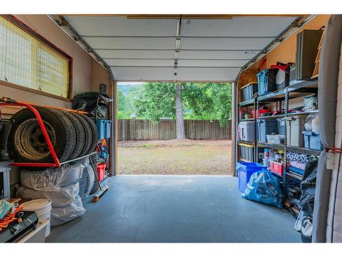 3305 Pass Creek Road, Castlegar, BC - Indoor Photo Showing Garage