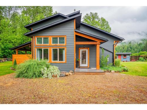 3305 Pass Creek Road, Castlegar, BC - Outdoor