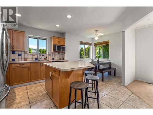 1759 Spruceglen Drive, Kelowna, BC - Indoor Photo Showing Kitchen