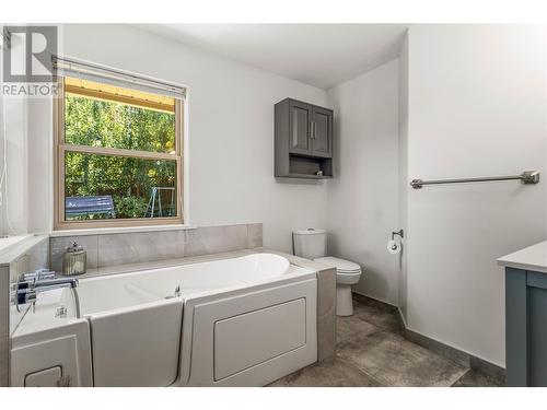 1759 Spruceglen Drive, Kelowna, BC - Indoor Photo Showing Bathroom