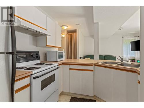 1759 Spruceglen Drive, Kelowna, BC - Indoor Photo Showing Kitchen With Double Sink