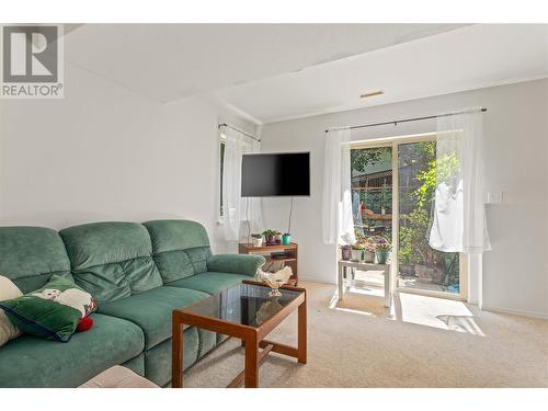 1759 Spruceglen Drive, Kelowna, BC - Indoor Photo Showing Living Room