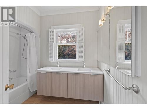 2072 Abbott Street, Kelowna, BC - Indoor Photo Showing Bathroom