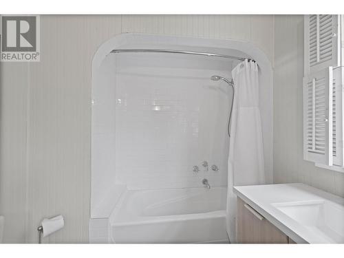 2072 Abbott Street, Kelowna, BC - Indoor Photo Showing Bathroom