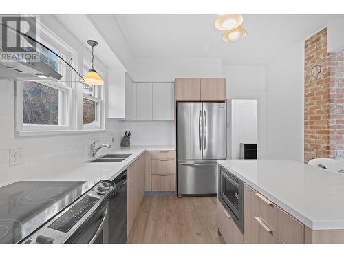 2072 Abbott Street, Kelowna, BC - Indoor Photo Showing Kitchen With Double Sink With Upgraded Kitchen