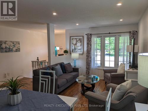 107 Madison Court W, Welland, ON - Indoor Photo Showing Living Room