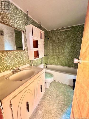 106 St-Pierre E Street, Caraquet, NB - Indoor Photo Showing Bathroom