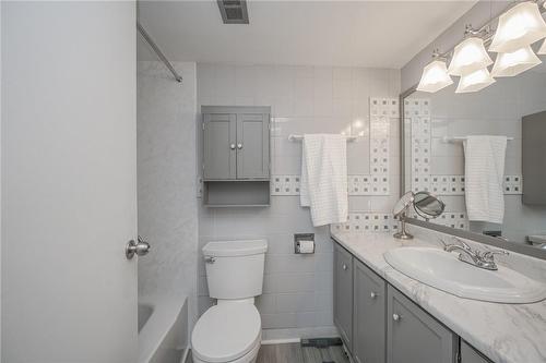 301 Frances Avenue S|Unit #1104, Hamilton, ON - Indoor Photo Showing Bathroom