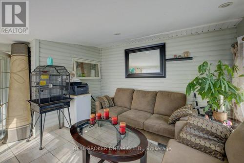 210 Grace Avenue, Hamilton, ON - Indoor Photo Showing Living Room