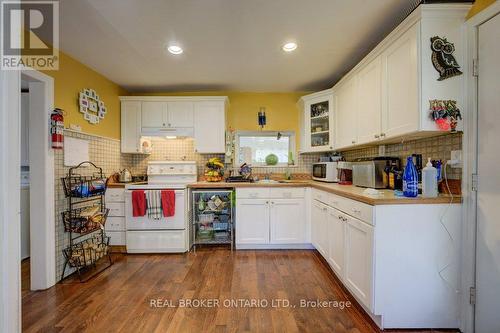 210 Grace Avenue, Hamilton, ON - Indoor Photo Showing Kitchen