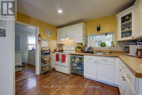 210 Grace Avenue, Hamilton, ON - Indoor Photo Showing Kitchen