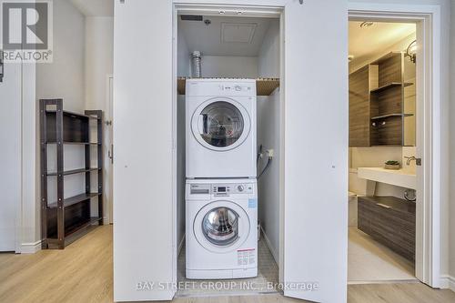 421 - 5 St Joseph Street, Toronto, ON - Indoor Photo Showing Laundry Room