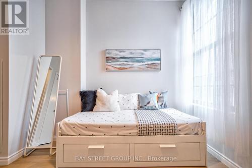 421 - 5 St Joseph Street, Toronto, ON - Indoor Photo Showing Bedroom