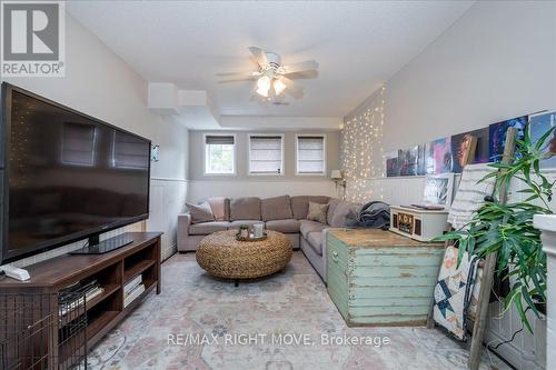 20 Frontier Avenue, Orillia, ON - Indoor Photo Showing Living Room