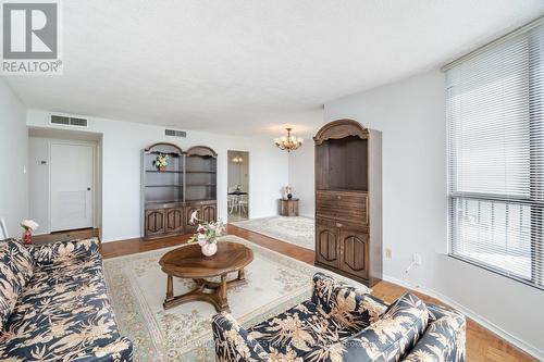 914 - 1333 Bloor Street, Mississauga, ON - Indoor Photo Showing Living Room