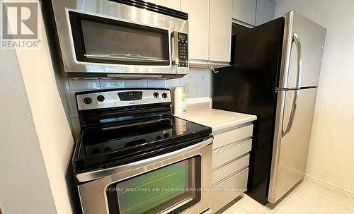 3005 - 77 Harbour Square S, Toronto (Waterfront Communities), ON - Indoor Photo Showing Kitchen