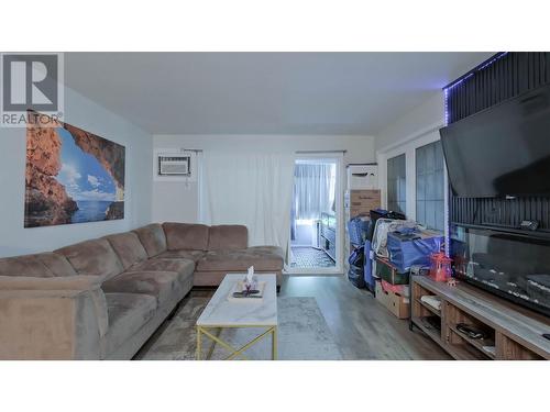 575 Doyle Avenue Unit# 102, Kelowna, BC - Indoor Photo Showing Living Room