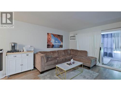 575 Doyle Avenue Unit# 102, Kelowna, BC - Indoor Photo Showing Living Room