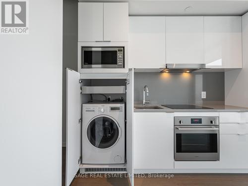 918 - 170 Bayview Avenue, Toronto C08, ON - Indoor Photo Showing Laundry Room