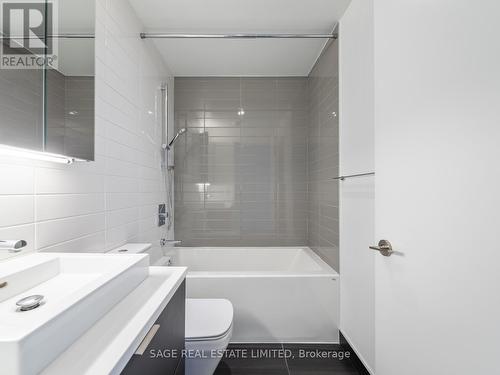 918 - 170 Bayview Avenue, Toronto C08, ON - Indoor Photo Showing Bathroom
