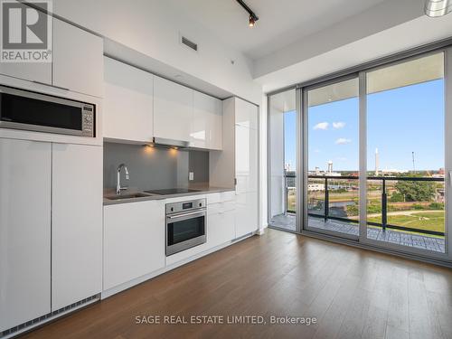 918 - 170 Bayview Avenue, Toronto C08, ON - Indoor Photo Showing Kitchen