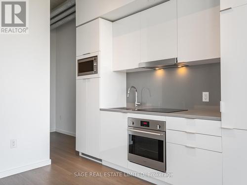 918 - 170 Bayview Avenue, Toronto C08, ON - Indoor Photo Showing Kitchen