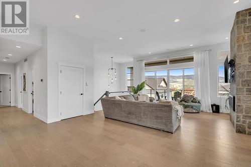 1678 Country Club Drive Unit# 1, Kelowna, BC - Indoor Photo Showing Living Room