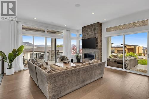 1678 Country Club Drive Unit# 1, Kelowna, BC - Indoor Photo Showing Living Room With Fireplace