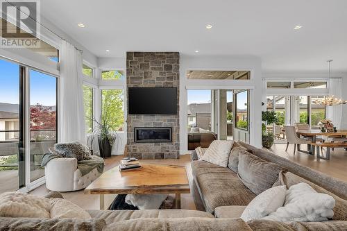 1678 Country Club Drive Unit# 1, Kelowna, BC - Indoor Photo Showing Living Room With Fireplace